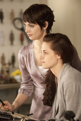 Ashley Greene, Kristen Stewart în The Twilight Saga: Breaking Dawn - Part 1
