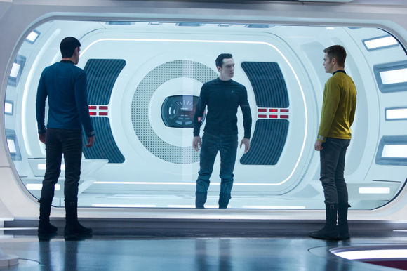 Chris Pine, Benedict Cumberbatch în Star Trek Into Darkness 