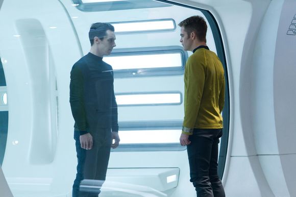 Chris Pine, Benedict Cumberbatch în Star Trek Into Darkness