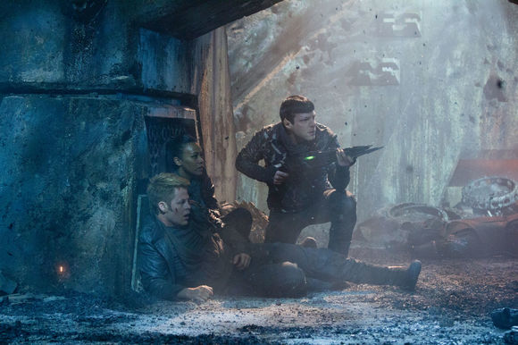 Chris Pine, Zoe Saldana, Zachary Quinto în Star Trek Into Darkness