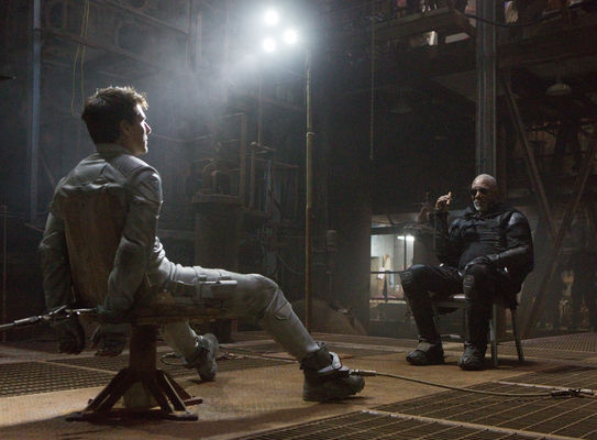 Tom Cruise, Morgan Freeman în Oblivion