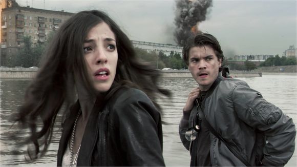 Emile Hirsch, Olivia Thirlby în The Darkest Hour