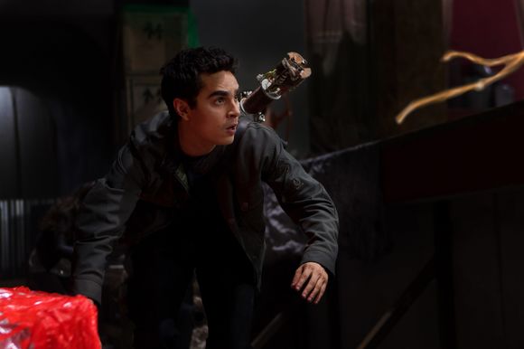 Max Minghella în The Darkest Hour