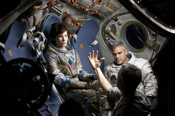 Sandra Bullock, George Clooney în Gravity