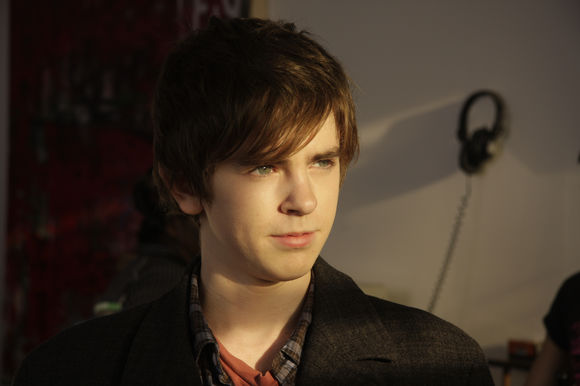 Freddie Highmore în The Art of Getting By