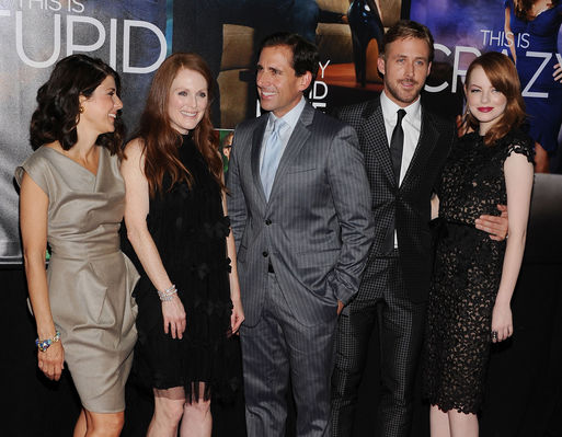 Julianne Moore, Marisa Tomei, Ryan Gosling, Steve Carell, Emma Stone în Crazy, Stupid, Love.