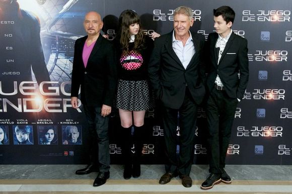 Ben Kingsley, Hailee Steinfeld, Harrison Ford, Asa Butterfield în Ender's Game
