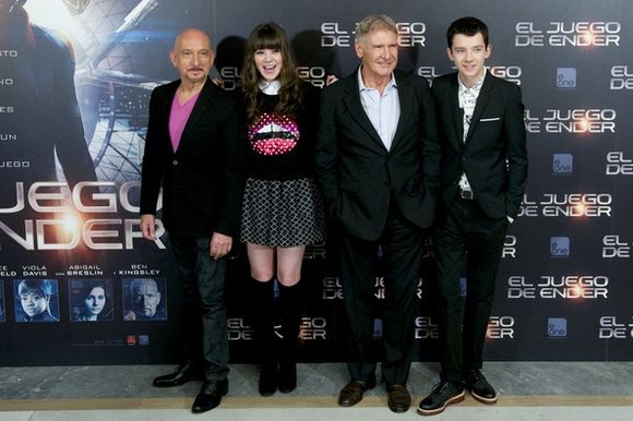 Ben Kingsley, Hailee Steinfeld, Harrison Ford, Asa Butterfield în Ender's Game