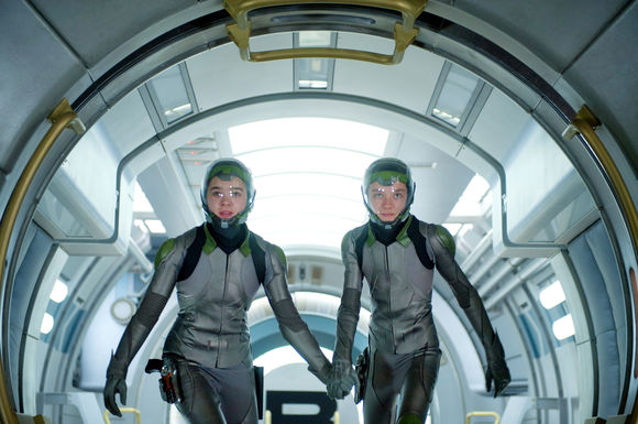 Hailee Steinfeld, Asa Butterfield în Ender's Game