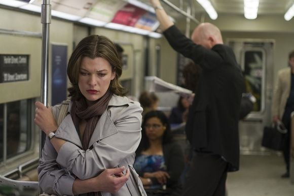Milla Jovovich în Faces in the Crowd