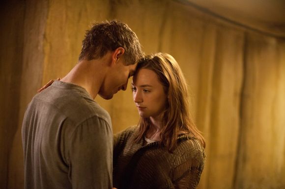 Max Irons, Saoirse Ronan în The Host