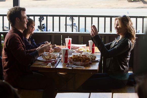 Elizabeth Banks, Chris Pine, Michael Hall D'Addario în People Like Us