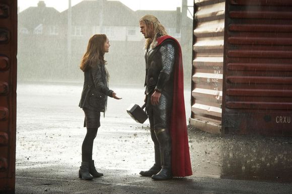 Natalie Portman, Chris Hemsworth în Thor: The Dark World