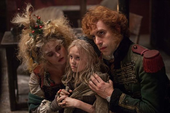 Helena Bonham Carter, Sacha Baron Cohen, Isabelle Allen în Les Misérables