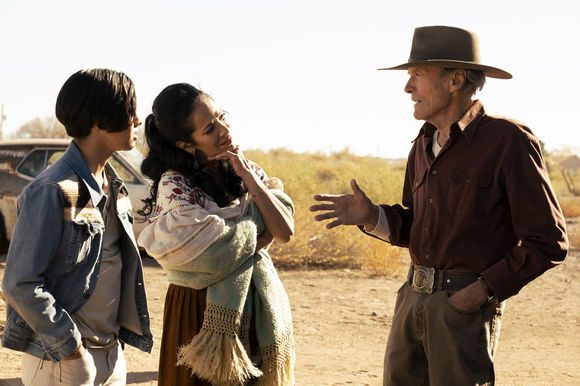 Clint Eastwood, Natalia Traven, Eduardo Minett în Cry Macho