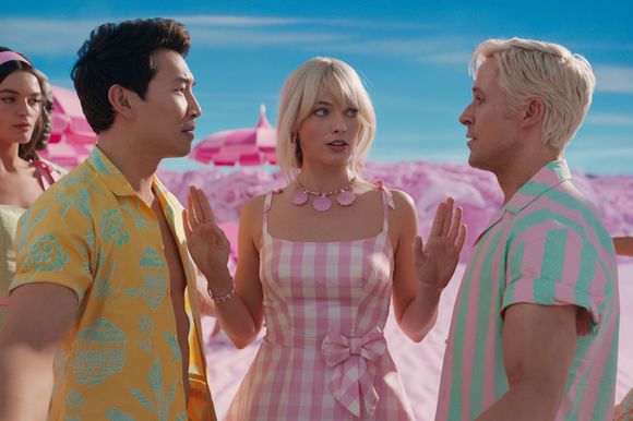 Ryan Gosling, Margot Robbie, Simu Liu în Barbie