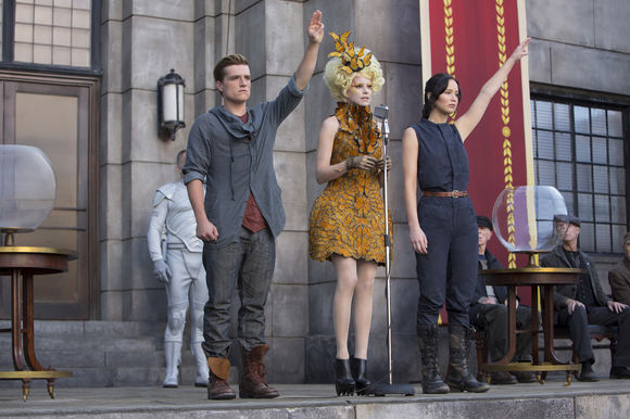 Josh Hutcherson, Elizabeth Banks, Jennifer Lawrence în The Hunger Games: Catching Fire