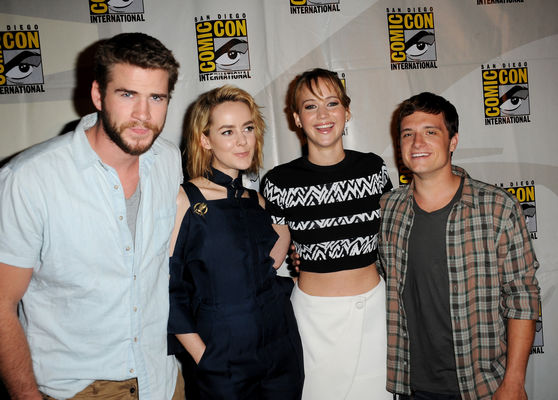 Liam Hemsworth, Jena Malone, Jennifer Lawrence, Josh Hutcherson în The Hunger Games: Catching Fire