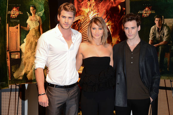 Liam Hemsworth, Jennifer Lawrence, Sam Claflin în The Hunger Games: Catching Fire