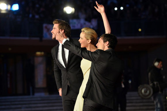 Liam Hemsworth, Jennifer Lawrence, Josh Hutcherson în The Hunger Games: Catching Fire