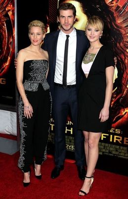 Elizabeth Banks, Liam Hemsworth, Jennifer Lawrence în The Hunger Games: Catching Fire