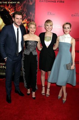 Liam Hemsworth, Elizabeth Banks, Jennifer Lawrence, Jena Malone în The Hunger Games: Catching Fire