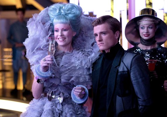 Elizabeth Banks, Josh Hutcherson în The Hunger Games: Catching Fire