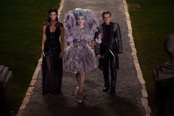 Jennifer Lawrence, Elizabeth Banks, Josh Hutcherson în The Hunger Games: Catching Fire