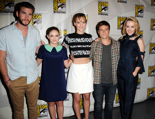 Liam Hemsworth, Willow Shields, Jennifer Lawrence, Josh Hutcherson, Jena Malone în The Hunger Games: Catching Fire