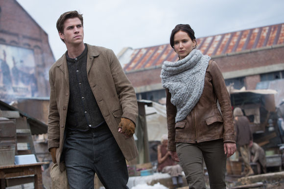Liam Hemsworth, Jennifer Lawrence în The Hunger Games: Catching Fire