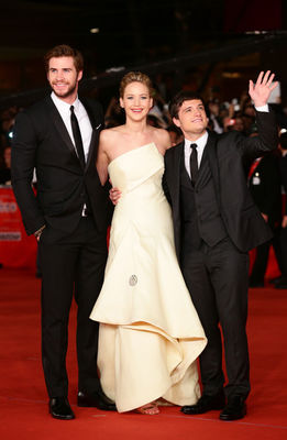 Liam Hemsworth, Jennifer Lawrence, Josh Hutcherson în The Hunger Games: Catching Fire