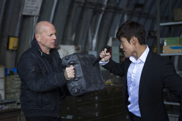 Bruce Willis, Byung-hun Lee în RED 2