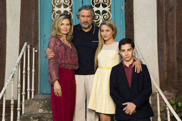 Robert De Niro, Michelle Pfeiffer, Dianna Agron, John D'Leo în The Family