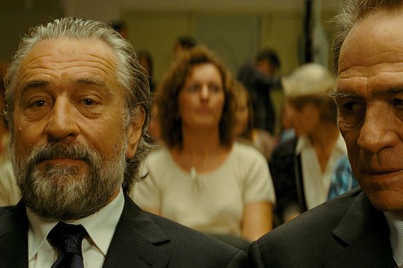 Robert De Niro, Tommy Lee Jones în The Family