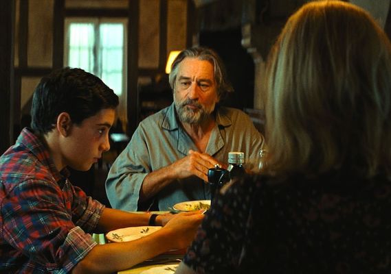 Robert De Niro, John D'Leo în The Family