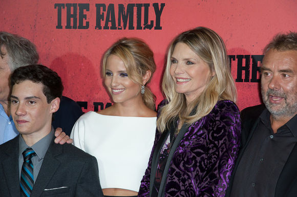 John D'Leo, Dianna Agron, Michelle Pfeiffer, Luc Besson în The Family