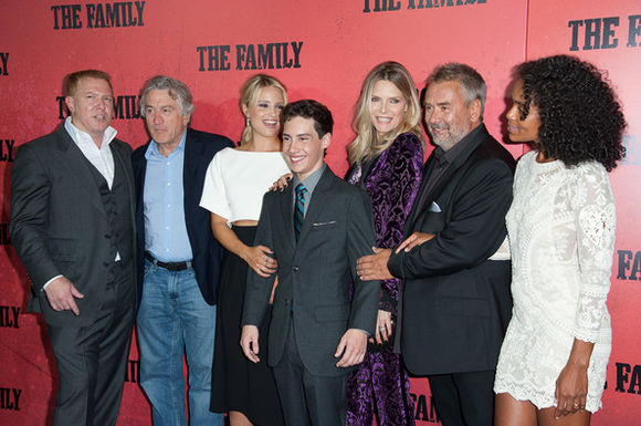 Robert De Niro, Dianna Agron, John D'Leo, Michelle Pfeiffer, Luc Besson în The Family