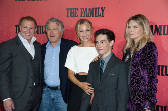 Robert De Niro, Dianna Agron, John D'Leo, Michelle Pfeiffer în The Family
