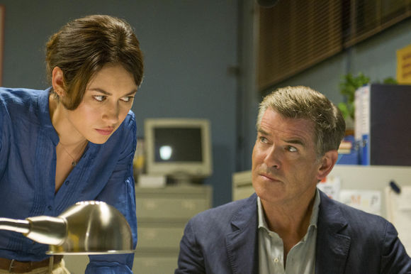 Pierce Brosnan, Olga Kurylenko în The November Man