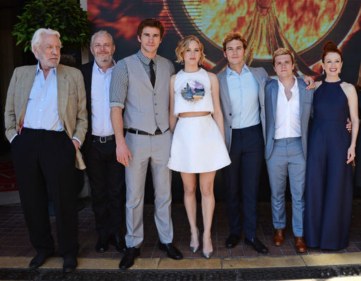 Donald Sutherland, Liam Hemsworth, Jennifer Lawrence, Sam Claflin, Josh Hutcherson, Julianne Moore în The Hunger Games: Mockingjay - Part 1