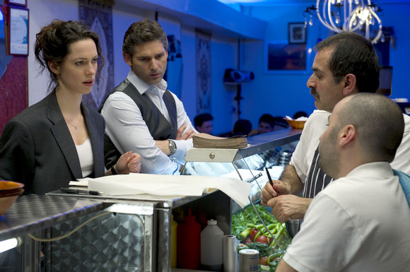Eric Bana, Rebecca Hall în Closed Circuit