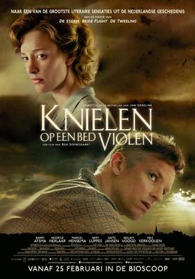 Knielen op een bed Violen poster