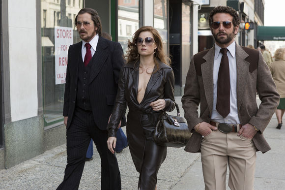 Christian Bale, Amy Adams, Bradley Cooper în American Hustle