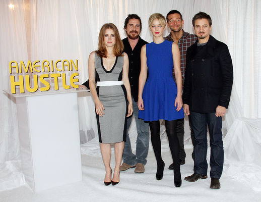 Amy Adams, Christian Bale, Jennifer Lawrence, Bradley Cooper, Jeremy Renner în American Hustle