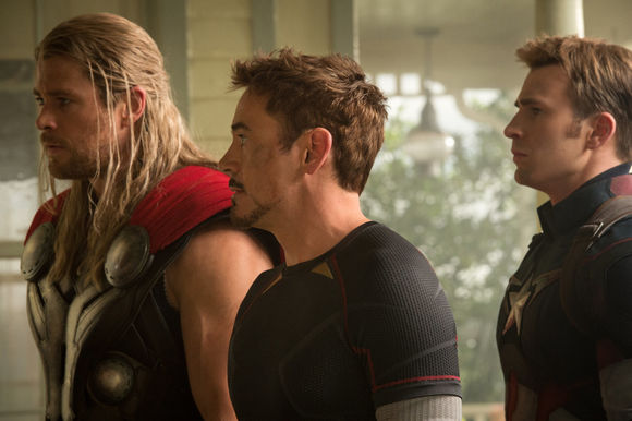 Chris Hemsworth, Robert Downey Jr., Chris Evans în The Avengers: Age of Ultron