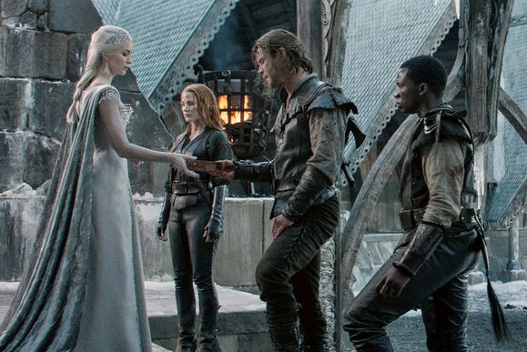 Emily Blunt, Jessica Chastain, Chris Hemsworth, Sope Dirisu în The Huntsman: Winter's War