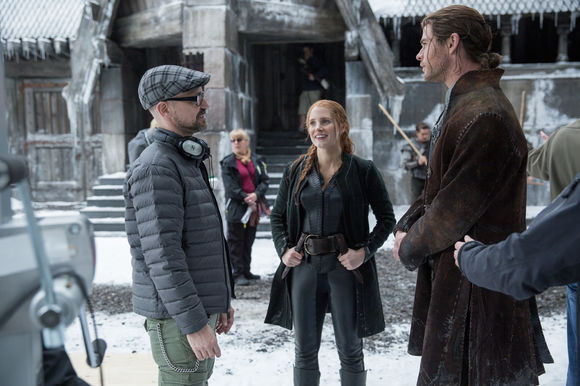 Jessica Chastain, Chris Hemsworth, Cedric Nicolas-Troyan în The Huntsman: Winter's War
