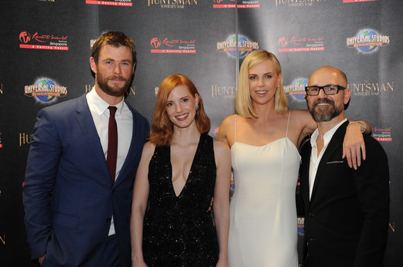 Chris Hemsworth, Jessica Chastain, Charlize Theron, Cedric Nicolas-Troyan în The Huntsman: Winter's War