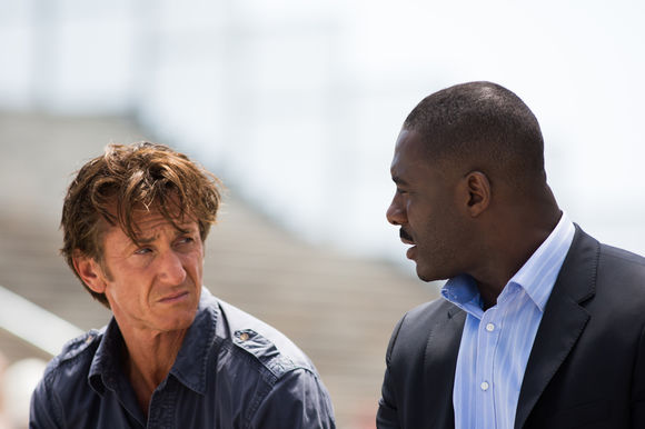 Sean Penn, Idris Elba în The Gunman