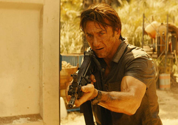 Sean Penn în The Gunman